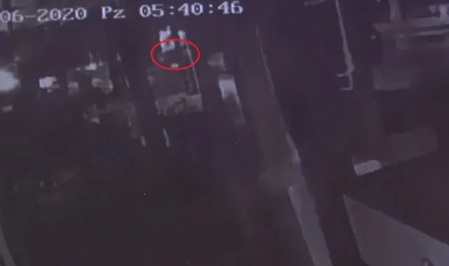 Takla atan araçtan gençleri yola savuran kaza güvenlik kamerasında