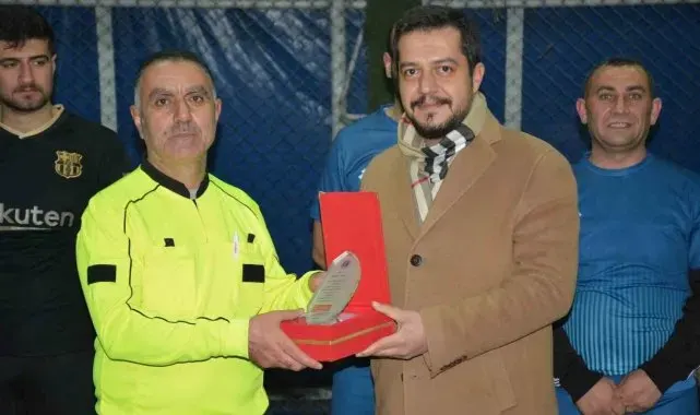 Tatvan'da futbol turnuvasının şampiyonu Eczane Sarf oldu