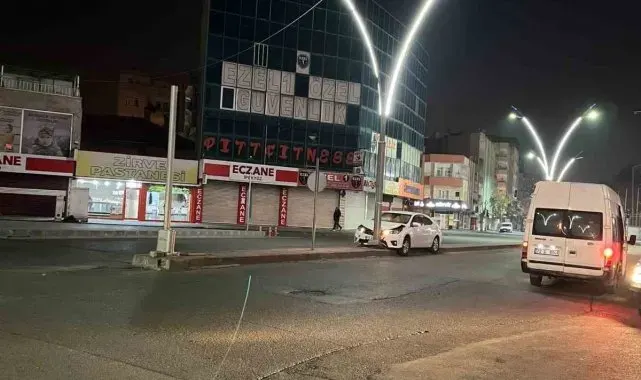 Batman'da araç sürücüsü aydınlatma direğine çarparak durabildi