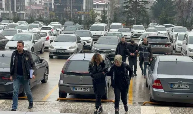 Yabancı uyruklu aileyi, "Adınız terör örgütü ile ilişkilendirilmiş" diyerek 500 bin lira dolandırdılar