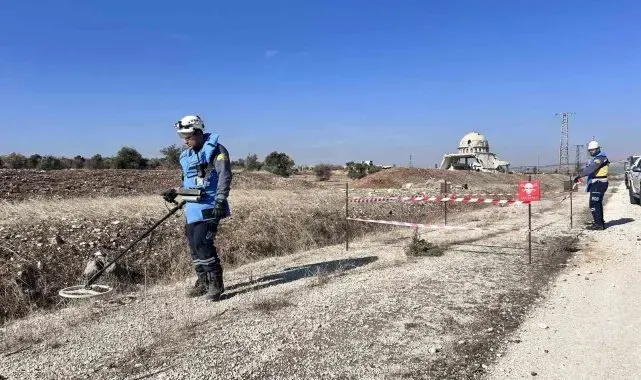 Terör örgütü PKKYPG'nin Tel Rıfat'ta yollara döşediği bombalar temizleniyor