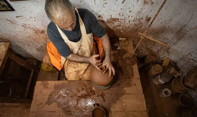 Ömrünü çömlekçiliğe adayan UNESCO ödüllü sanatkâr dünyaya usta yetiştiriyor