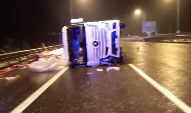 TEM'de devrilen tırın dorsesindeki malzemeler yola saçıldı