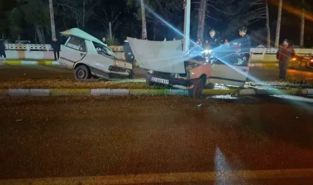 Aydınlatma direğine çarpan otomobil ikiye bölündü: 2 ağır yaralı