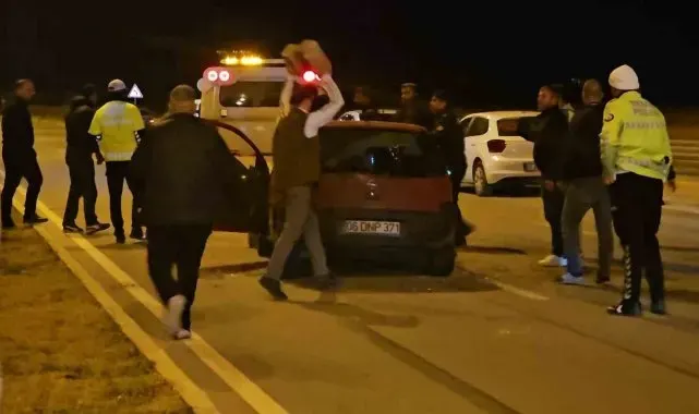 Motosiklet sürücüsü kazada öldü, yakınları çarpan otomobili parke taşıyla parçaladı