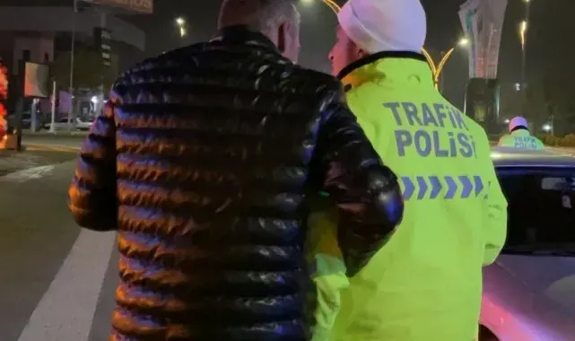 Alkollü kaza yaptı, "Sıkıntı yok" deyip ceza yemeye polisle kol kola gitti