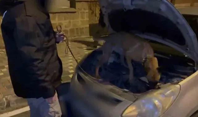 Otomobilin hava filtresinin altından uyuşturucu çıktı