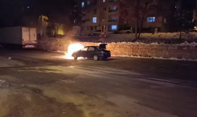 Sivas'ta seyir halindeyken alev alan otomobil kullanılmaz hale geldi