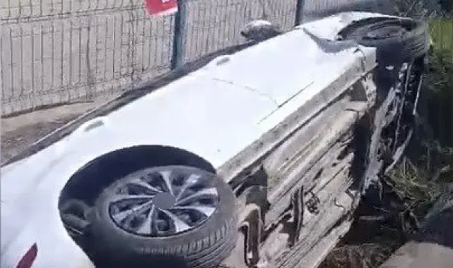 Osmaniye'de çarpışan otomobillerden biri kanala düştü