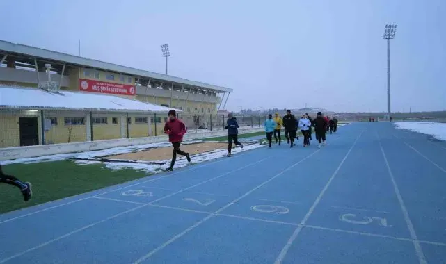 Muş'ta soğuk hava sporcuları durduramadı: Avrupa Kros Şampiyonası hazırlıkları sürüyor