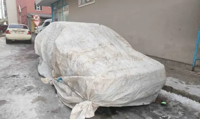 Ardahan'da araçlar soğuktan halı ve battaniyelerle korunuyor