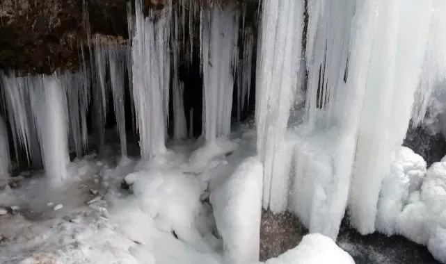 Bayburt'ta Sırakayalar Şelalesi buz tuttu