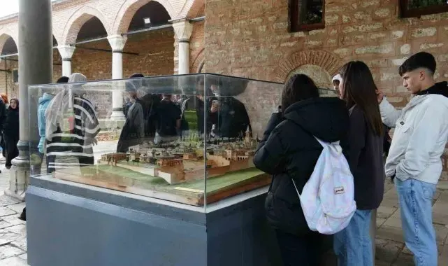 Gençler İstanbul'un tarihi mekanlarını gezdi