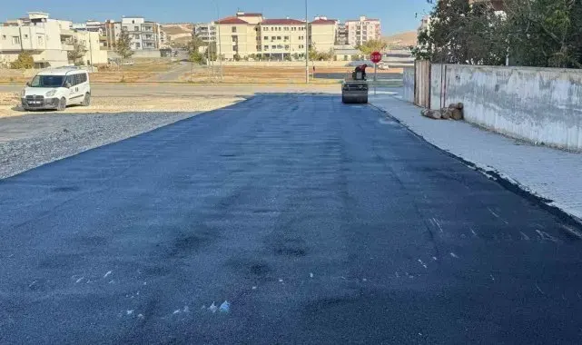 Nizip'te asfalt ekiplerinin mesaisi sürüyor