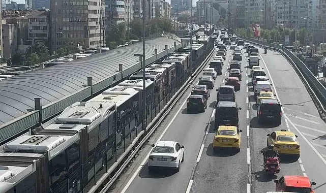 Mecidiyeköy'de arızalanan metrobüs yoğunluğa neden oldu