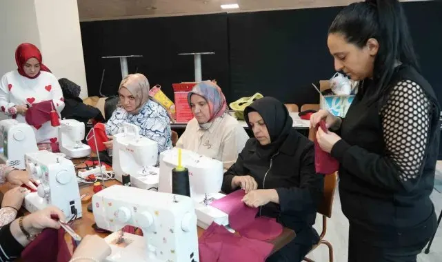Anneler güçlerini birleştirdi, dikecekleri yastıklarla özel bireyleri mutlu edecekler