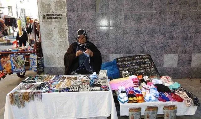 Seyyar tezgahının başında ördüğü ürünleri satarak geçimini sağlıyor