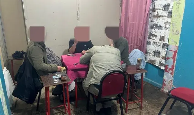 Kahvehanenin içerisindeki gizli bölmede kumar oynarken yakalandılar