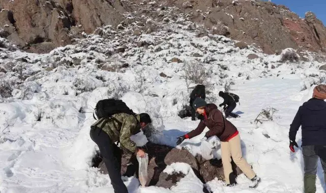 Erzurum'da doğaseverler soğuk havalarda keklikleri unutmadı