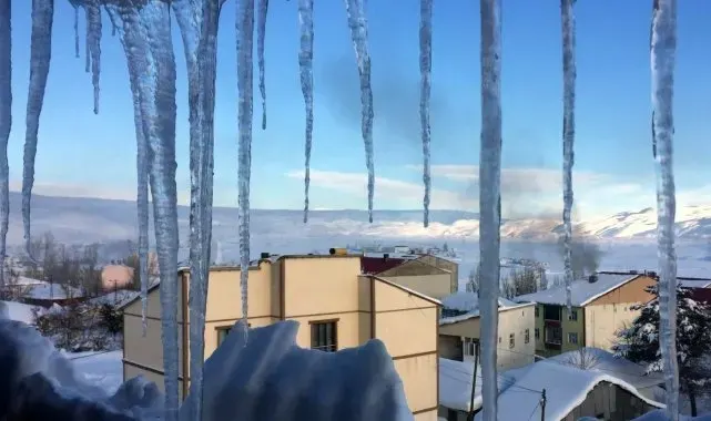 Bayburt buz tuttu; Çatı saçaklarındaki buz sarkıtları ekiplerce temizleniyor