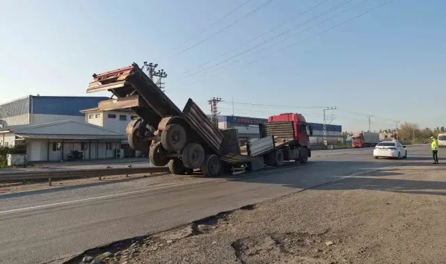 Taşıdığı yük ağır gelen tırın dorsesi şaha kalktı