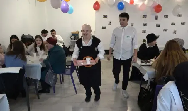Kütahya'da engelli bireylerin garsonluk yaptığı kafe, vatandaşların yoğun ilgisiyle karşılaştı