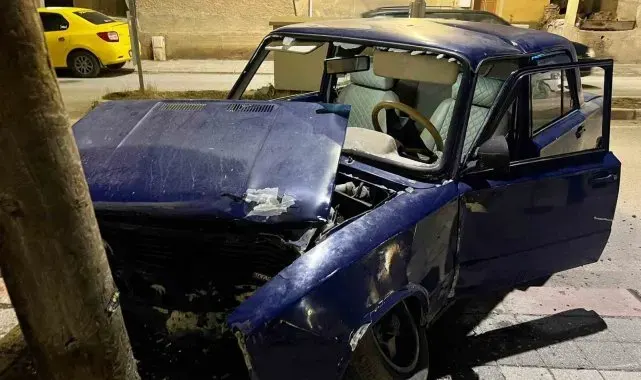 Emet'te otomobil önce refüje sonra da elektrik direğine çarptı: 2 yaralı