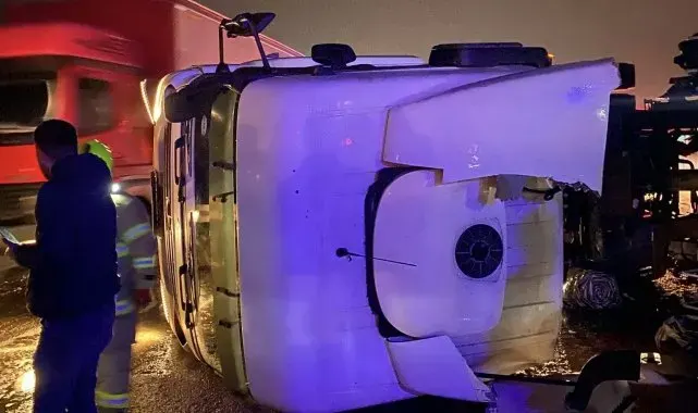 Susurluk'ta tır yan yattı: Sürücü hastaneye kaldırıldı