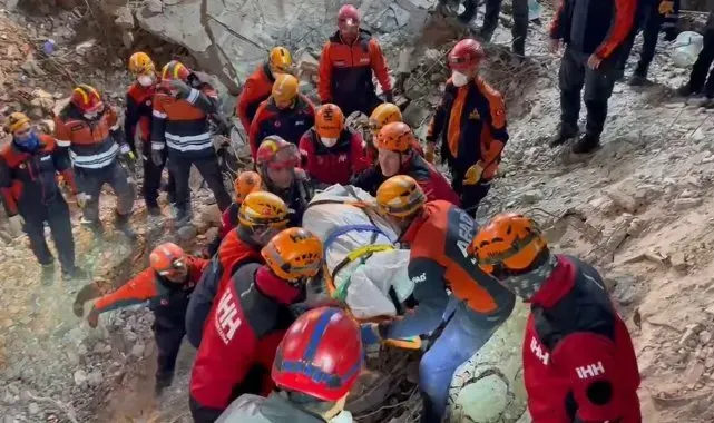 Güngören'de çöken binada enkaz altında kalan işçi çıkarıldı