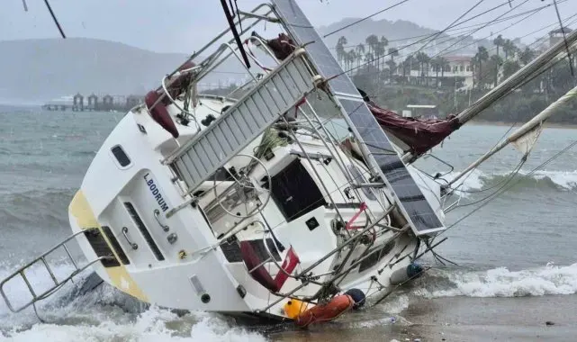 Bodrum'da fırtına ve yağış etkili oldu, yelkenli tekne karaya vurdu