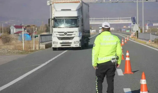 Erzincan'da trafik ekiplerinden zorunlu kış lastiği denetimi