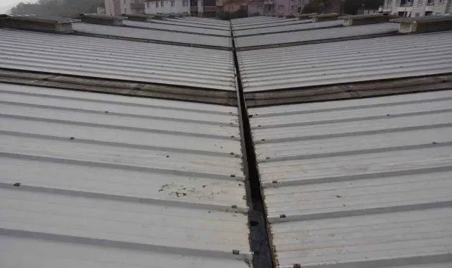 Kapalı pazar çatısında bakım ve onarım çalışması yapıldı