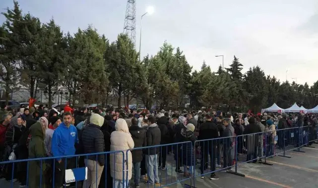 Silivri'de market açılışında verilecek bin TL'lik hediye çeki için vatandaşlar akşamdan çadır kurup bekledi