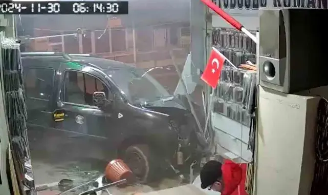 Rize'de hafif ticari araç iş yerine girdi o anlar güvenlik kamerasına yansıdı