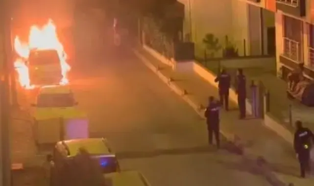 Küçükçekmece'de park halindeki kamyonet alev alev yandı: O anlar kamerada