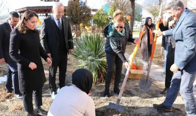 Elazığ'da kadına yönelik şiddetle mücadele için fidanlar toprakla buluştu