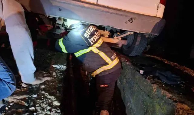 İtfaiye yavru kediyi girdiği aracın traversinden yarım saatlik müdahale sonrası çıkardı