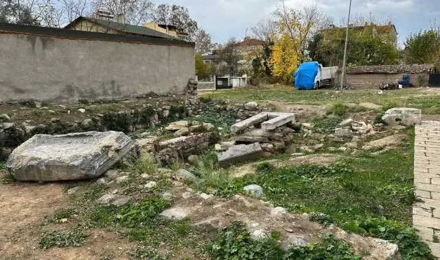 İznik'te tarihi mezarlık harabeye döndü
