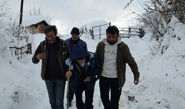 Artvin'de sağlık ekipleri karla kaplı yolları aşarak hastaya ulaştı