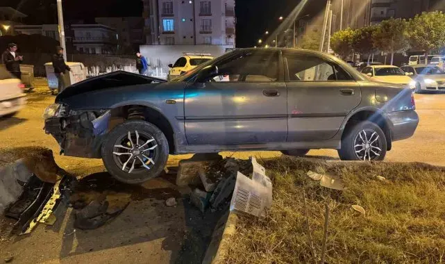 Otomobil orta refüje çıktı: 1 yaralı