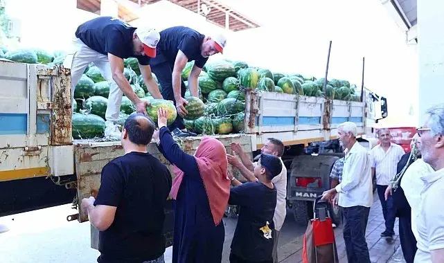 Üreticinin karpuzu Büyükşehir eliyle ihtiyaç sahibine ulaştırılıyor