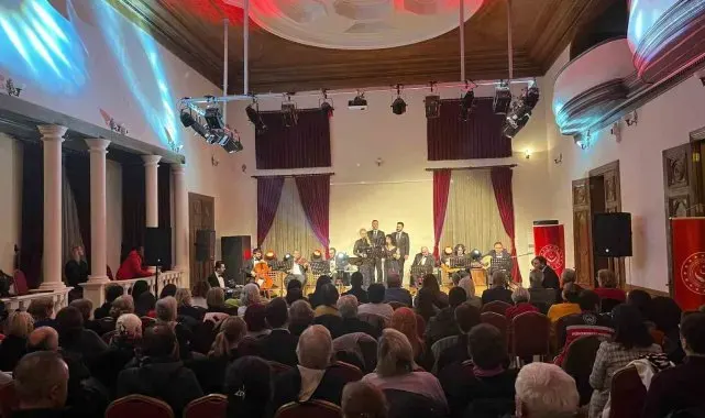 "El kaldırma, gönül al" konseri yoğun ilgi gördü