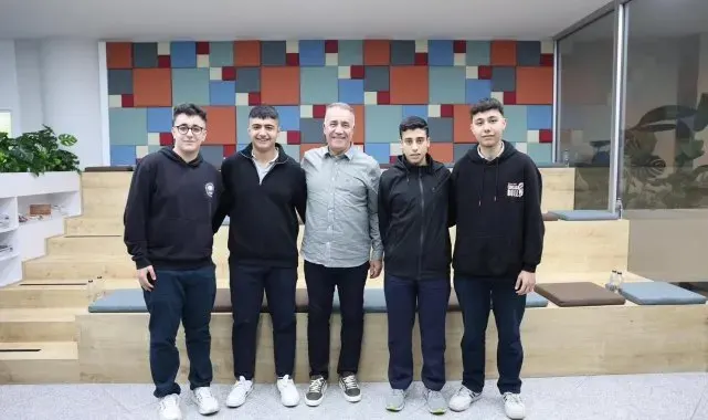 Sultangazi Belediye Başkanı Abdurrahman Dursun gençlerle bir arada