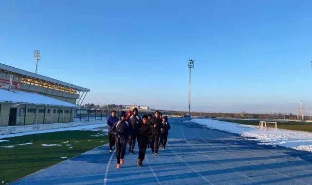 Muş'ta soğuk hava bile sporcuları durdurmadı