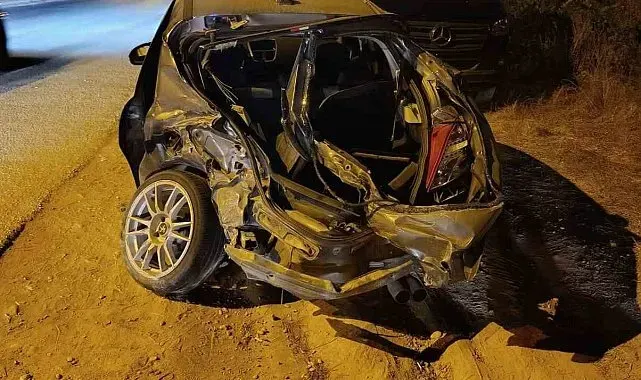 Manavgat'ta karşı şeride geçen otomobil otobüse çarptı: 1 yaralı