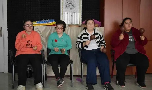 Özel öğrenciler iletişim becerilerini müzikle geliştiriyor
