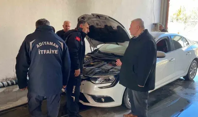 Motora sıkışan kediyi ekipler çıkardı