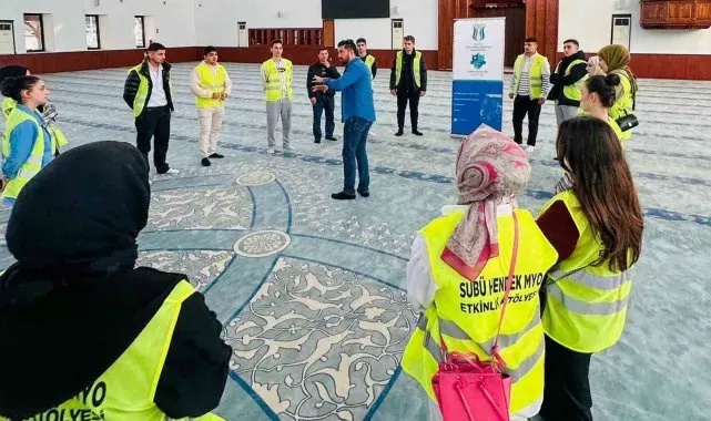 SUBÜ öğrencileri Rasimpaşa Camii'ni temizledi