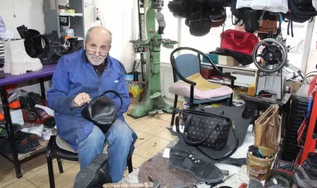 Batman'da ayakkabı ustası hem zamana, hem teknolojiye direniyor