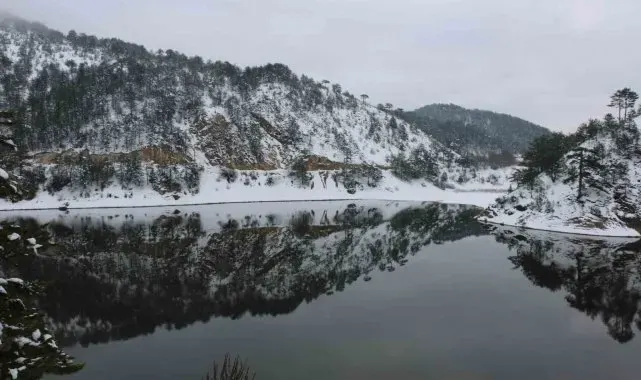 Sünnet Gölü'nde kış güzelliği